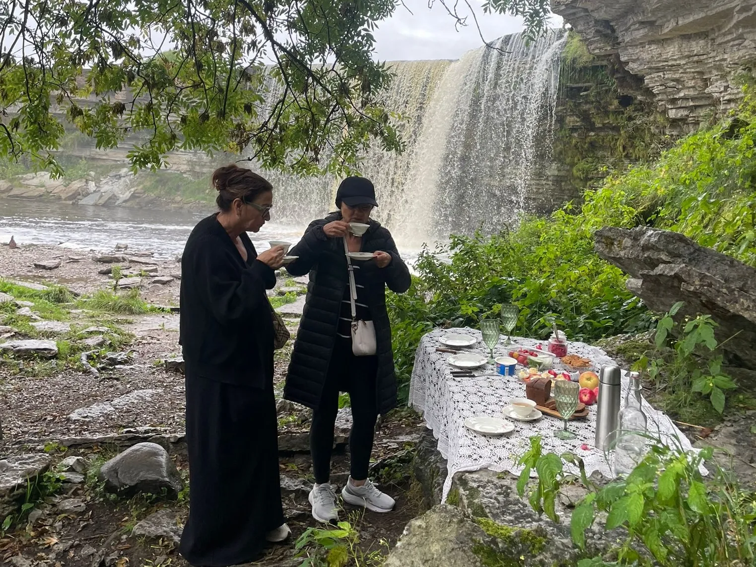 Picnic with a magnificent view overlooking the waterfall